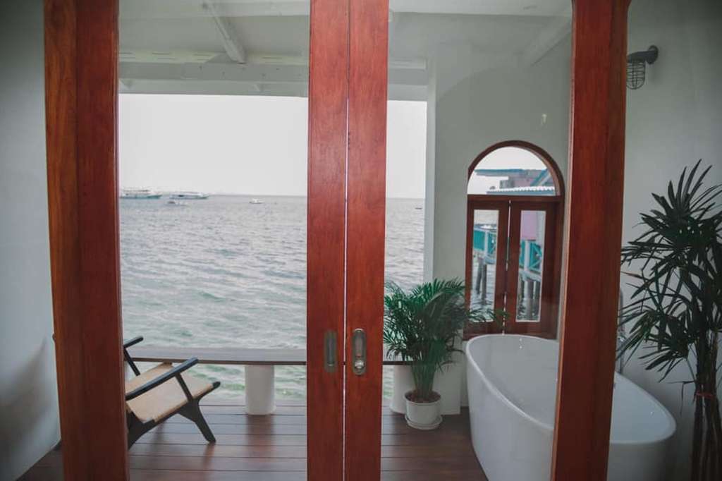 ที่พักเกาะล้านติดทะเล ราคาถูก