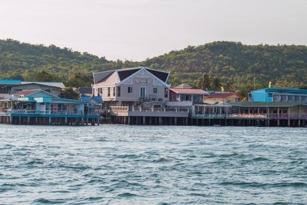 ที่พักเกาะล้านติดทะเล ราคาถูก
